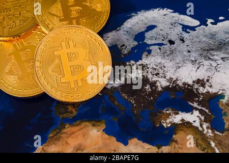 Golden Shiny Bitcoin Crypto Währungsmünzen Auf Weltkarte Stockfoto