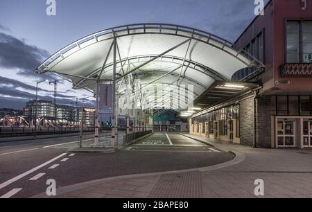 Cork City, Cork, Irland. März 2020. Am zweiten Tag der Sperrung von Coronavirus sind die Straßen der Stadt leer und der Busbahnhof, der normalerweise ein Aktivitätenhive ist, ist heute am Parnell Place in Cork, Irland, verlassen. - Credit; David Creedon / Alamy Live News Stockfoto