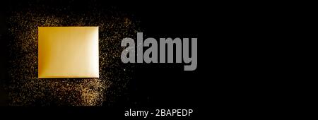 Banner Golden Geschenkbox auf schwarzem Hintergrund mit Konfetti Stockfoto