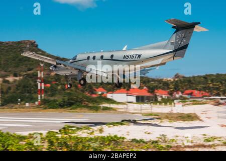 Ein Tradewinds Pilatus PC-12 macht eine "über den Strand" Start- und Landebahn 28 Ansatz am Saint Barthélemy Airport, Französisch Karibik Stockfoto
