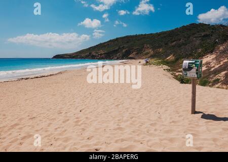 Ein automatisierter externer Defibrillator (AED) auf einer Station in Plage de Saline, St Barthélemy, Französisch Karibik Stockfoto