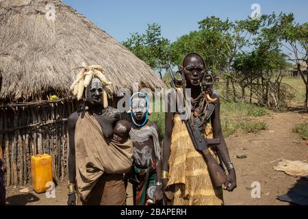 Stammdorf Mursi, Nationalpark Mago, Omo-Tal, Äthiopien Stockfoto