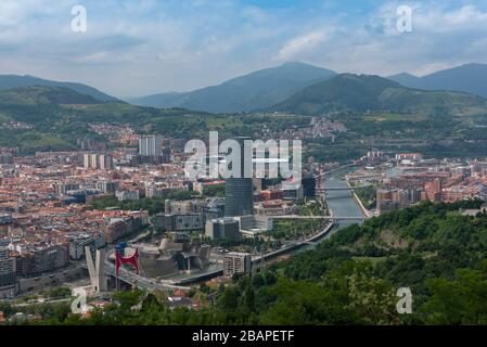 Blick auf die Skyline von Bilbao und den Fluss Nervion, vom Etxebarria-Park Stockfoto