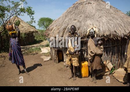 Stammdorf Mursi, Nationalpark Mago, Omo-Tal, Äthiopien Stockfoto