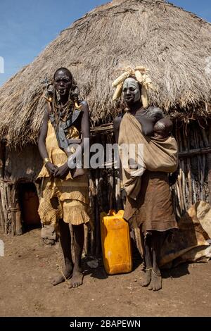 Stammdorf Mursi, Nationalpark Mago, Omo-Tal, Äthiopien Stockfoto