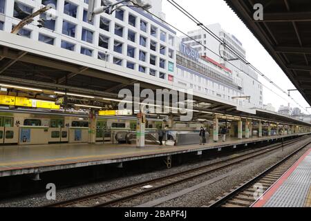 Eine der meistfrequentierten Stationen Tokios war ruhig, nachdem der Gouverneur am Wochenende darum gefordert hatte, dass Menschen zu Hause bleiben, um Coronavirus-Infektionen zu verhindern. Stockfoto