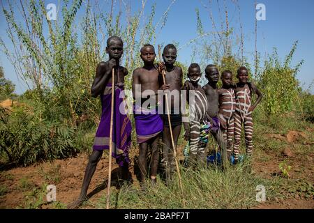 bemalte Mursi Jungs im Mago Nationalpark, unteren Omo-Tal von Äthiopien Stockfoto