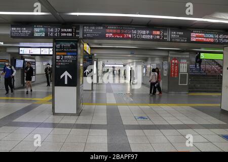 Eine der meistfrequentierten Stationen Tokios war ruhig, nachdem der Gouverneur am Wochenende darum gefordert hatte, dass Menschen zu Hause bleiben, um Coronavirus-Infektionen zu verhindern. Stockfoto