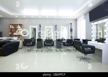 Friseur-Verfahren im luxuriösen Beauty-Salon, Panorama Stockfoto