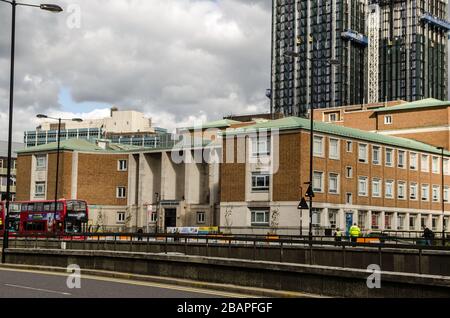 Croydon, Großbritannien - 2. Oktober 2019: Blick über eine belebte Straße in Richtung Croydon College in South London. Stockfoto