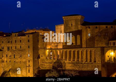 Herrlicher Blick auf Pitigliano, ein Dorf, das berühmt ist für seinen Bau auf dem Tuff, Grosseto, Toskana, Italien, in der Abendlichtung der blauen Stunde Stockfoto