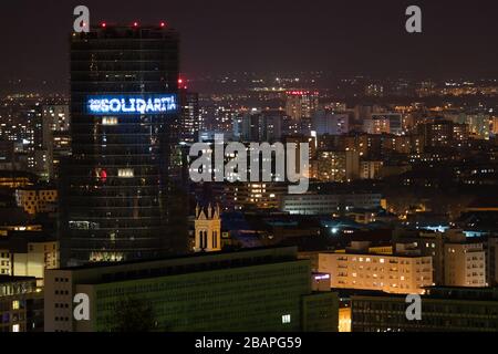 BRATISLAVA, SLOWAKEI - MAR 27, 2020: Das Gebäude der slowakischen Zentralbank ist mit hellen Hashtags dekoriert. Die Bank zeigt Respekt und Verständnis für die Menschen Stockfoto