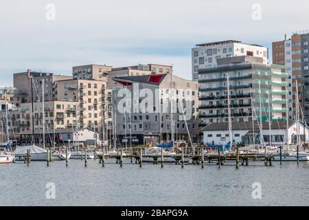 Aarhus, Dänemark - 24. märz 2020: Aarhus Yachthafen mit Yacht im Wasser, Aarhus o im Hintergrund. grundfos College im Hintergrund. Viele ne Stockfoto
