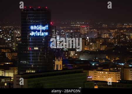 BRATISLAVA, SLOWAKEI - MAR 27, 2020: Das Gebäude der slowakischen Zentralbank ist mit hellen Hashtags dekoriert. Die Bank zeigt Respekt und Verständnis für die Menschen Stockfoto