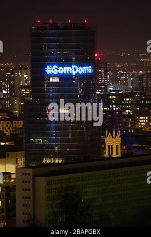 BRATISLAVA, SLOWAKEI - MAR 27, 2020: Das Gebäude der slowakischen Zentralbank ist mit hellen Hashtags dekoriert. Die Bank zeigt Respekt und Verständnis für die Menschen Stockfoto