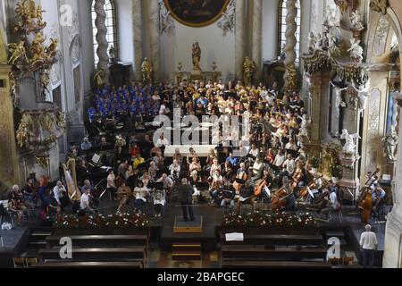 Olomouc, Tschechien. Sept. 2018. ***AKTENFOTO*** Krzysztof Penderecki, polnischer Komponist und Dirigent, führt am 20. September 2018 während einer Probe mit dem Karol Szymanowski Philharmonic Orchester in der Kirche St. Maria vom Schnee in Olomouc, Tschechien, durch. Kredit: Ludek Perina/CTK Foto/Alamy Live News Stockfoto