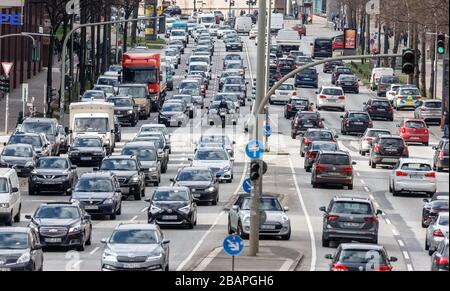 Hamburg, Deutschland. März 2020. Dichter Verkehr an einem Samstagnachmittag in der Ludwig Erhard-Straße - zentrale Ostwestachse durch die Hamburger Innenstadt. Credit: Markus Scholz / dpa / Alamy Live News Stockfoto