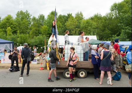 Anti-Fracking-Protestcamp in der Nähe des Dorfes Balcombe, West Sussex, Großbritannien. Das Lager wurde eingerichtet, um gegen das Energieunternehmen Cuadrilla zu protestieren, das Cond ist Stockfoto