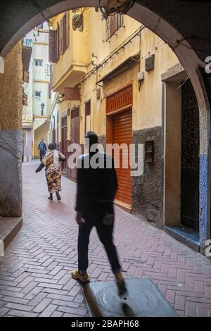 Tanger, Marokko: Menschen, die in der Medina spazieren gehen Stockfoto