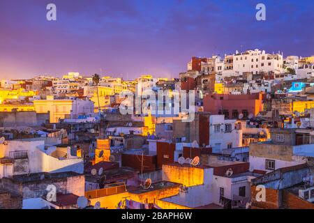 Tanger, Marokko: Blick auf die Medina in der Abenddämmerung Stockfoto