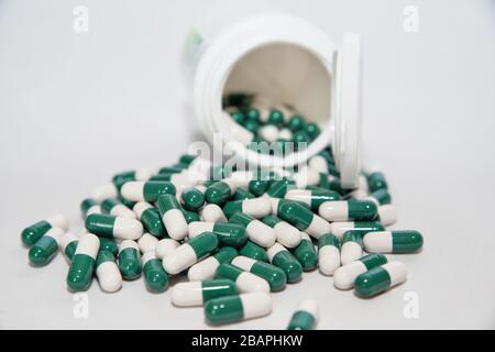 Natürliche Abhilfe. Organische Pillen. Kapseln aus Artischockenextrakt. Stockfoto