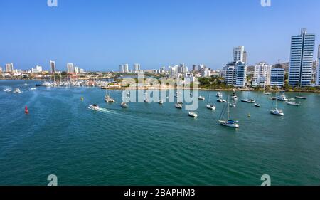 Schöner Blick auf die Bucht mit Jachten und modernen Gebäuden in Cartagena, Kolumbien. Stockfoto