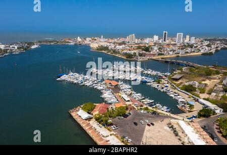 Schöne Aussicht auf die Altstadt vom Jachthafen in der Cartagena-Bucht. Blick Auf Das Karibische Meer. Stockfoto