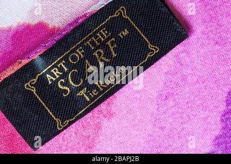 Art of the Schal Tie Rack Label in Woman's Schal - verkauft im Vereinigten Königreich, Großbritannien Stockfoto