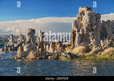 Tufa-Formationen am Mono Lake, Mono County, Kalifornien, USA. Stockfoto