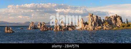 Mono Lake in der Dämmerung, Mono County, Kalifornien, USA. Stockfoto