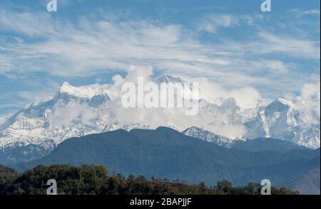 Das berühmte Annapurna massiv in den Humalayas bedeckt mit Schnee und Eis im nordzentralen Nepal Asien Stockfoto