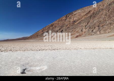 Badwater Basin Salt Flat, Tod Valley National Park, Kalifornien, Vereinigte Staaten. Stockfoto