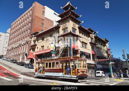 San Francisco, Kalifornien - 27. August 2019: California Cable Car durch Kalifornien und Grant, San Francisco, Kalifornien, USA. Stockfoto