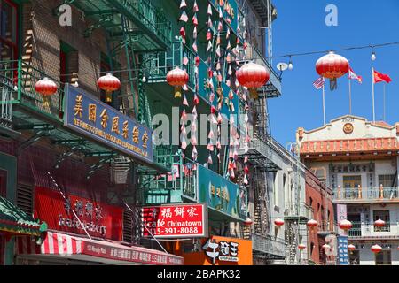 San Francisco, Kalifornien - 27. August 2019: Chinesische Dekorationen in Waverly Place, San Francisco Chinatown, Kalifornien, USA. Stockfoto