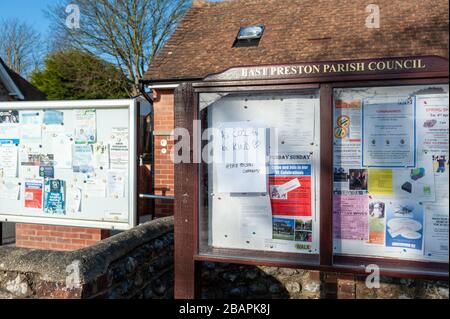 Während der Coronavirus COVID-19-Pandemie-Krise hat ein unbekanntes Mitglied der Gemeinschaft inspirierende Botschaften der Hoffnung rund um das Dorf East Preston, West Sussex, Großbritannien veröffentlicht. Stockfoto