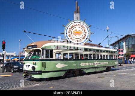 San Francisco, Kalifornien - 27. August 2019: Heritage Streetcar Twin City Rapid Number 1078 in San Diego Livery at Fisherman's Wharf, San Francisco, C Stockfoto