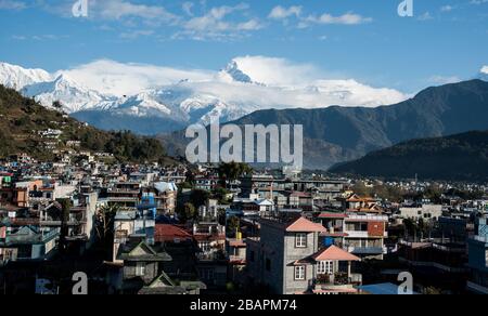 Das Stadtbild von Pokhara mit der Annapurna Bergkette, die im Herzen Nepals in Asien schneebedeckt ist Stockfoto