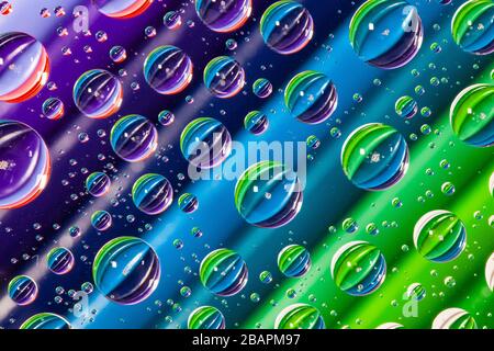 Farbstifte unter Glas mit Wassertropfen. Bürokonzept. Stockfoto