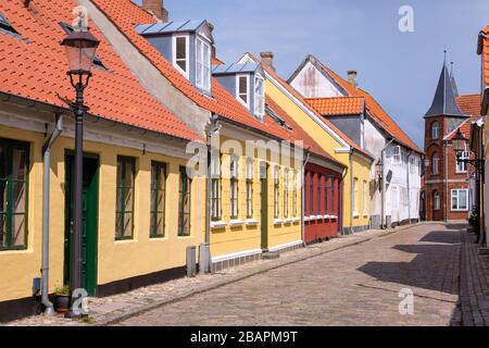 Panoramablick auf die kleinen Gassen der idyllischen Stadt Ribe im Süden von Dänemark. Stockfoto