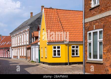 Panoramablick auf die kleinen Gassen der idyllischen Stadt Ribe im Süden von Dänemark. Stockfoto