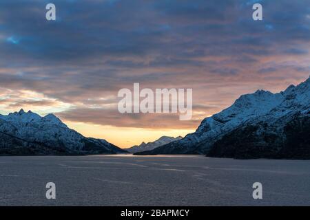 Raftsundet zwischen Austvågøya und Hinnøya, Vesterålen, Nordnorwegen bei Sonnenuntergang Stockfoto