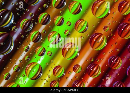 Farbstifte unter Glas mit Wassertropfen. Bürokonzept. Stockfoto