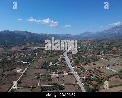 Luftbild griechische Dorf gardiki in der Nähe von paraithia und acheron Fluss und Quellen in epirus griechenland Stockfoto