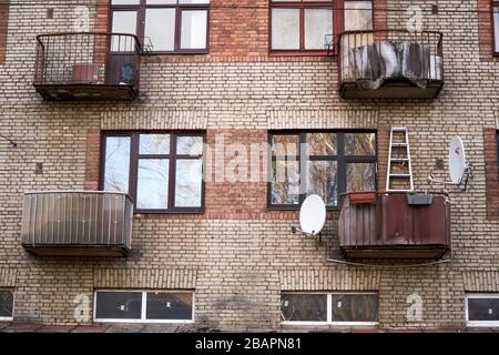 Fünfgeschossiges dreigeschossiges Wohnhaus aus Backstein in Moskau Stockfoto