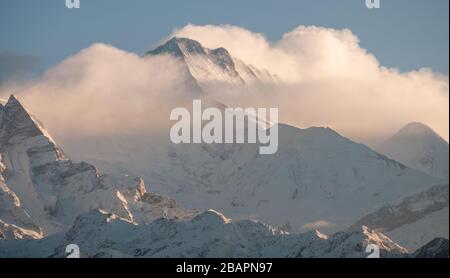 Das berühmte Annapurna-Massiv in den Humalayas, das während des Sonnenaufgangs im nordzentralen Nepal Asien von Schnee und Eis bedeckt ist Stockfoto