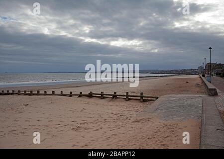 Portobello, Edinburgh, Schottland, Großbritannien. März 2020. Moody leerer Strand an diesem bewölkten Morgen bei 3 Grad Celsius mit dem gelegentlichen Sonnenstrahl, der durch die Wolken guckt. Normalerweise gäbe es viel mehr Hundewanderer und Fußgänger als heute Morgen zu sehen sind. Stockfoto