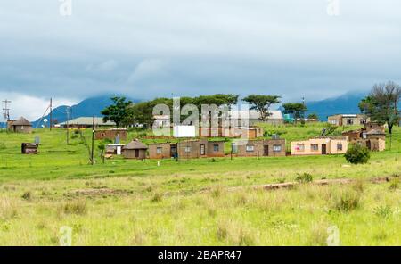 Südafrikanische ländliche Gemeinde und Gebäude in einer Gruppe auf dem Land in Kwazulu Natal, Südafrika, zeigen Lebensstil und Umwelt Stockfoto