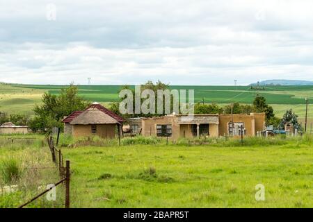 Afrikanisches Bauernhaus auf einer Farm in ländlicher Landschaft in Kwazulu Natal, Südafrika, die Not und Armut in Afrika zeigt Stockfoto