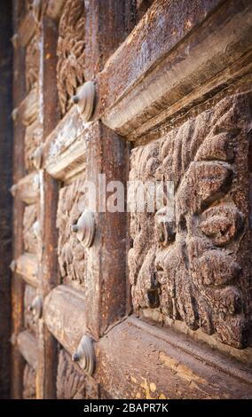 Nahaufnahme einer alten Holztür, selektiver Fokus. Stockfoto