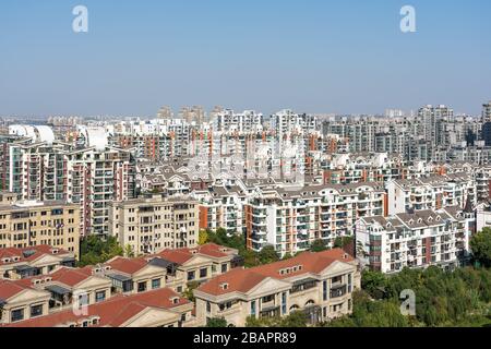 Skyline der regulären chinesischen Stadt an einem sonnigen Tag. Gemeinsame Gebäude im Wohnbezirk. Moderne, generische Architektur in Shanghai. Stockfoto